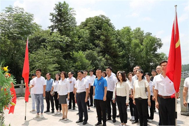 市城投集團(tuán)開展“緬懷革命先烈,傳承紅色基因”革命傳統(tǒng)教育