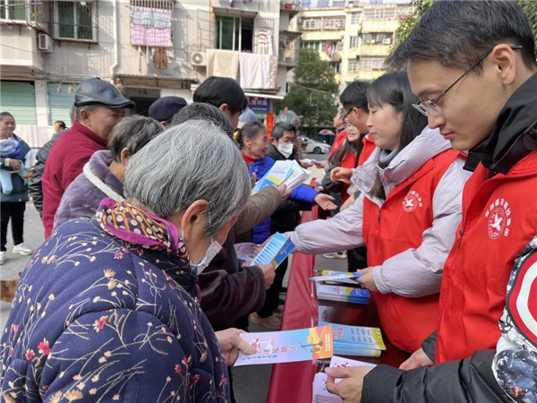 市城投集團進社區開展反邪教宣傳